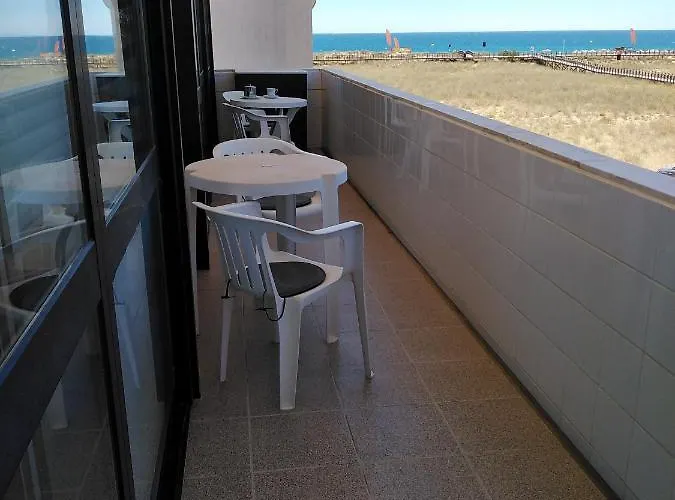 Front Line Bay Apartmán *