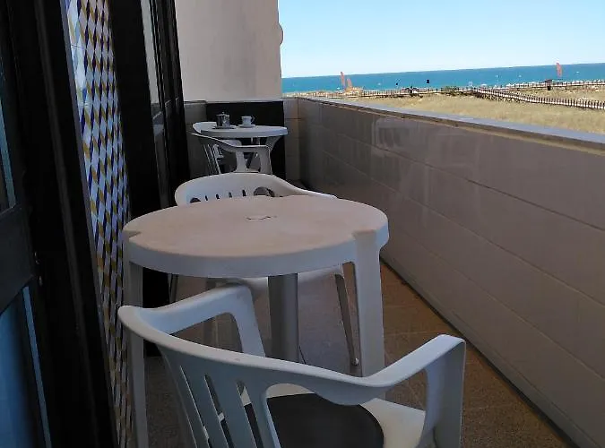 Front Line Bay Apartmán *